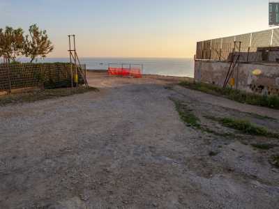 ...che conduce sulla costa